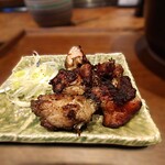 炉端と釜めし 五百蔵 - 鶏もも炭火炙り