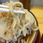 肉めん 肉めし NO11 - 小麦がギュッと詰まった極太平打ち縮れ麺