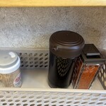 肉めん 肉めし NO11 - 卓上の調味料