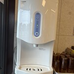 肉めん 肉めし NO11 - お水は入って左側の冷蔵庫上の冷水機からセルフ