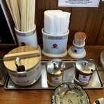 大砲ラーメン - さまざまなトッピングがありますが、今回はおろしニンニクを入れて食べました。