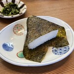 大砲ラーメン - 奥にあるのは高菜漬けで、おにぎりと相性抜群です！