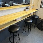 肉めん 肉めし NO11 - 下に棚がある厨房向きカウンター７席