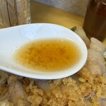 肉めん 肉めし NO11 - 少し甘味ある何処か蕎麦つゆの様な節が効いた清湯醤油スープ