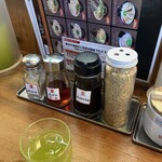 大砲ラーメン - ラーメンにはごま、餃子にはラー油が合います。(個人の意見)