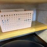 肉めん 肉めし NO11 - カウンター下にティッシュと紙エプロン