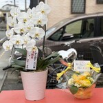 肉めん 肉めし NO11 - 店頭のお祝いのお花②