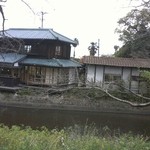 水辺のカフェ 三宅商店 酒津 - 川沿いにあります