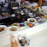 神田屋食堂 - カウンター上には、おかずがずらり