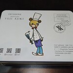 YUJI AJIKIのクッキー缶(3240円)