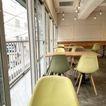 吉旦餃子 - 通りを見下す開放的な店内