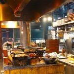 炉端と釜めし 五百蔵 - ◇お店の中央で炭火焼き◇