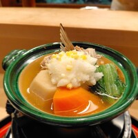 赤坂 菊乃井 - ⚫【強肴】
                    「鯛頭と京野菜のみぞれ鍋  小蕪  金時人参  牛蒡 烏賊つみれ  ムゲの芋  九条葱  蕪菜   柚子」
