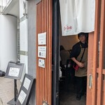 Ramen Break Beats - 前の方が券売機でチケットを購入中。