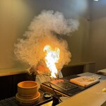 鮨駒 - トロを熱した鉄串で炙るパフォーマンス！