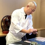 鮨駒 - 生駒氏の握り姿