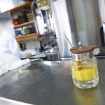 とんかつ美よし - レトロな辛子瓶