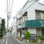 とんかつ美よし - 結構寂しい道