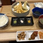 魚屋のごはん - 料理写真:そうこうしてると注文した３種の塩で食べる天ぷら定食１５１８円の出来上がりです。