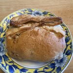 グレンドール - 料理写真:くるみ塩パン２２６円。  油脂を折り込んだパンにくるみとロレーヌ地方の岩塩を合わせてあります。