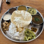 巡るインド - 右から日替わりカレー、クートゥ、サンバル、ラッサム、タイール（ヨーグルト）