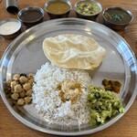 巡るインド - アチャールは左から日替わりのひよこ豆、ライスに魔法の粉のスパイス、ポリヤル、ピックル