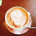 ５５カフェ - お待ちかねのカフェカプチーノが登場。　
しかし、しかしだ！　
こっ、これは、、、、何が書いてある？