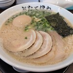 ぶたとほね - チャーシューメン＋唐揚げセットの味玉(*´˘`*)♡