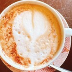 ５５カフェ - ハート❤️？　チューリップ？　双葉？　いや、パックンフラワーかも。　これはアートなのか！ならばシュールレアリスムかも！