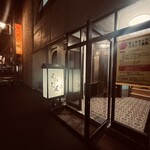 ジンギスカン えいじん - 店構えはシンプルで、レトロな感じ◎