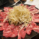 ジンギスカン えいじん - 最初の一品は定員さんが焼き奉行をしてくれる！