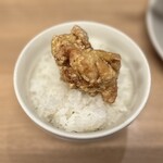 ラーメン居酒屋十八番 - 唐揚げオンザライス
