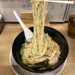 ラーメン居酒屋十八番 - 旨いスープに、極細麺が絡みつく。
