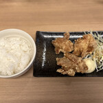 ラーメン居酒屋十八番 - セットの唐揚げと白飯。