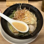 ラーメン居酒屋十八番 - このスープバリ旨　今は閉店されているが、宮崎市繁華街にあった「横道麺」さんのスープにかなり近い。豚骨スープは濃厚で旨味がガッツリくる。