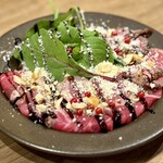 燻製×ハイボール 燻男 - 2. 牛たたきのタリアータ〜特製ハニーマスタード添え〜：生胡椒とバルサミコ酢とナッツと粉チーズと…色んな味が混ざりあってわからんw でもめちゃ美味です♡