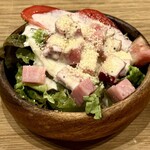 燻製×ハイボール 燻男 - 1.燻製オリーブオイルのシーザーサラダ：角切りのベーコンがめっちゃ美味しい！