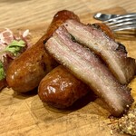 燻製×ハイボール 燻男 - 4.燻製3種の大満足肉盛り〜ベーコン、フランク、生ハム〜：これはお酒進んじゃいます(⁎⁍̴̛ᴗ⁍̴̛⁎)