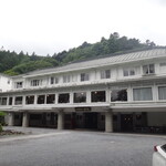 326568016 - 明治6年（1873年）創業。 現存する日本最古のリゾートホテルで  ある日光金谷ホテルでは、 日本の建築美に西洋の家具や  備品がとけ込み クラシックホテルならではの  雰囲気が漂います。  （HPより）