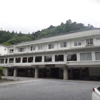 日光金谷ホテル - 明治6年（1873年）創業。 現存する日本最古のリゾートホテルで  ある日光金谷ホテルでは、 日本の建築美に西洋の家具や  備品がとけ込み クラシックホテルならではの  雰囲気が漂います。  （HPより）