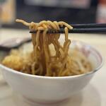 蒙古タンメン中本 - 通常よりの太い麺を使用