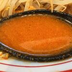 蒙古タンメン中本 - 辛くもマイルドな味わいのスープ