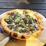 Cou屋 - 舞茸と枝豆のピザ　１１００円