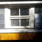 Cou屋 - 料理が出てくる窓口　テラス席はセルフで