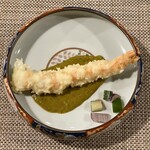 大阪 天ぷら さく - ココナッツをまとった海老の天ぷら〜エスニック広がるグリーンカレーソース〜