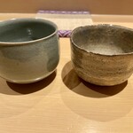銀座 しのはら - 本日の酒碗　右が私のチョイス　萩かなあと迷っていると「板倉新兵衛」作ですと教えてくれました