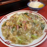 中華料理 牡丹園 - あんかけ皿うどんとごはん小です。