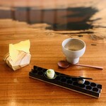 センプレ - ② アミューズ【馬鈴薯、菜花、ガス海老】
            ★・ペーストにした馬鈴薯+チーズのチップス
            　・紀伊長島産ガス海老のタルタル、冬瓜巻き、ハーブ+自家製柚子塩のせ
            　 ・菜花の温スープ