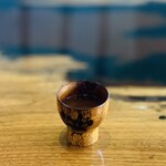センプレ - ① 最初の一品【雫】
            ★ ③で使用する野菜+果物の端材や皮に、香味野菜+酒+昆布のコンソメスープ