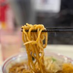 蒙古タンメン中本 - 通常よりの太い麵をしようしています。ムチムチ食感でこのラーメンにピッタリ！